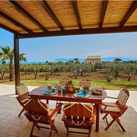2 bedroom villa with pool and jacuzzi in Scopello, sleeps 6